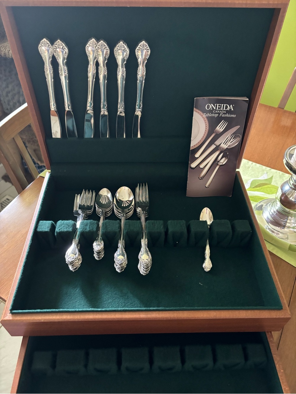 Oneida Silver Ornate Flatware Set in Silver Tone